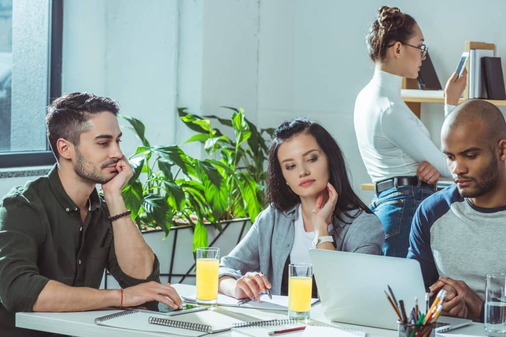 femmes et hommes au travail