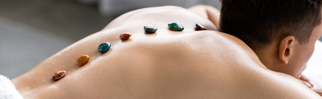 homme savoure les bienfaits de la lithothérapie