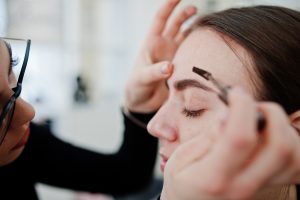 maquillage sourcils avec crayon